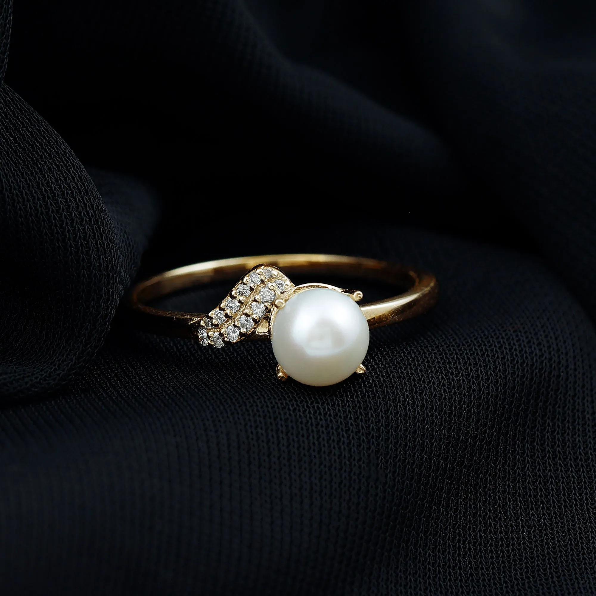 Classic Freshwater Pearl Solitaire Ring with Diamond Leaf