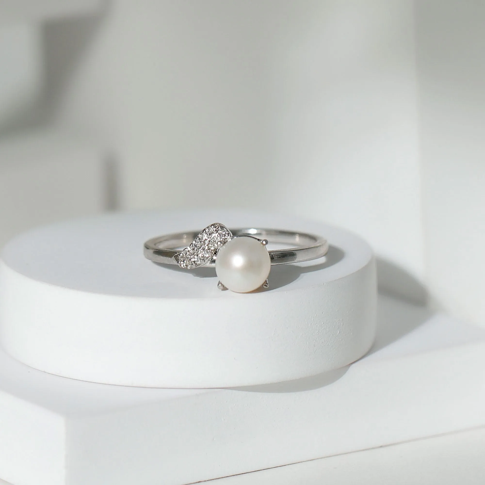Classic Freshwater Pearl Solitaire Ring with Diamond Leaf